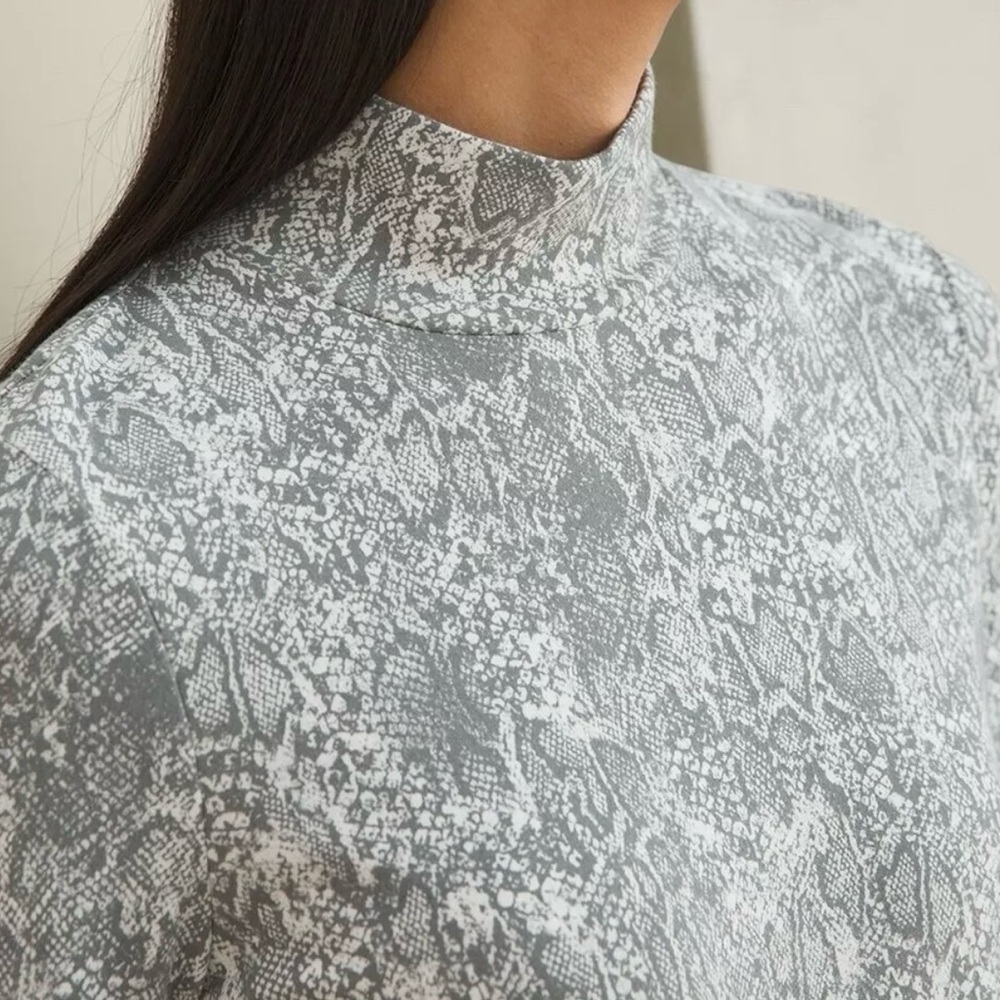 NWT Chicos Snake-Print Mock Neck Tunic, SZ 1, Medium - Picture 3 of 7